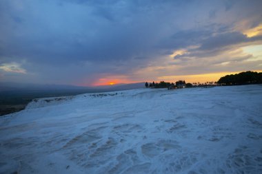 Pamukkale, Türkiye 'nin Ege bölgesinde Denizli ilinde doğal bir yerleşim yeridir..