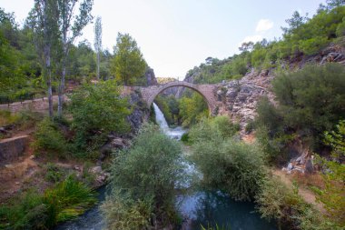 Clandras Köprüsü, Usak 'ın Karahall ilçesine bağlı Phrygian döneminden kalma tarihi bir köprüdür..