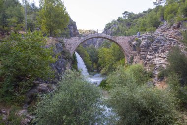 Clandras Köprüsü, Usak 'ın Karahall ilçesine bağlı Phrygian döneminden kalma tarihi bir köprüdür..
