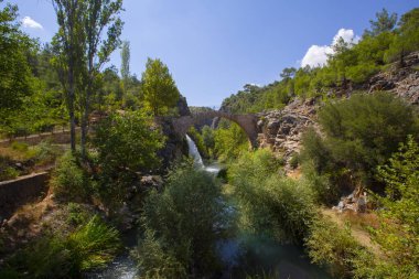 Clandras Köprüsü, Usak 'ın Karahall ilçesine bağlı Phrygian döneminden kalma tarihi bir köprüdür..