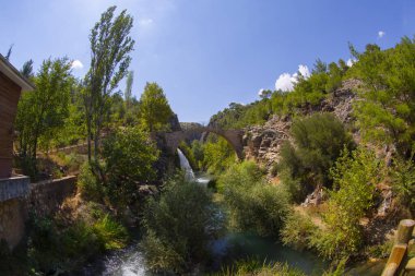 Clandras Köprüsü, Usak 'ın Karahall ilçesine bağlı Phrygian döneminden kalma tarihi bir köprüdür..