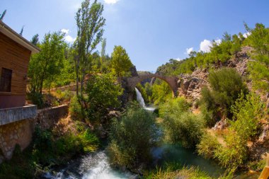 Clandras Köprüsü, Usak 'ın Karahall ilçesine bağlı Phrygian döneminden kalma tarihi bir köprüdür..