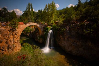 Clandras Köprüsü, Usak 'ın Karahall ilçesine bağlı Phrygian döneminden kalma tarihi bir köprüdür..