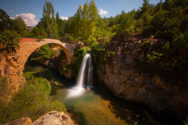 Clandras Köprüsü, Usak 'ın Karahall ilçesine bağlı Phrygian döneminden kalma tarihi bir köprüdür..
