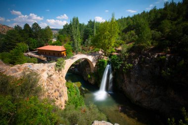 Clandras Köprüsü, Usak 'ın Karahall ilçesine bağlı Phrygian döneminden kalma tarihi bir köprüdür..