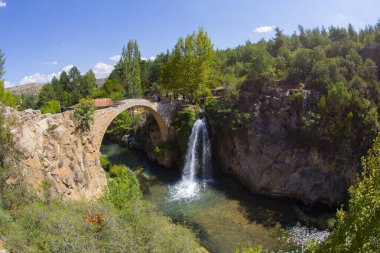 Clandras Köprüsü, Usak 'ın Karahall ilçesine bağlı Phrygian döneminden kalma tarihi bir köprüdür..