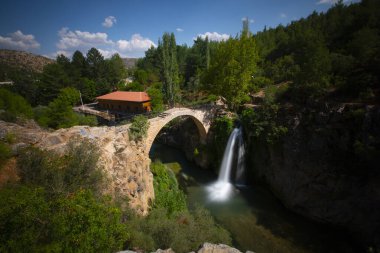 Clandras Köprüsü, Usak 'ın Karahall ilçesine bağlı Phrygian döneminden kalma tarihi bir köprüdür..