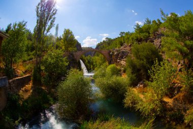 Clandras Köprüsü, Usak 'ın Karahall ilçesine bağlı Phrygian döneminden kalma tarihi bir köprüdür..