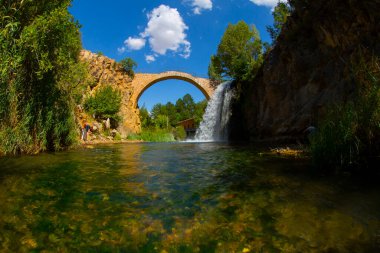 Clandras Köprüsü, Usak 'ın Karahall ilçesine bağlı Phrygian döneminden kalma tarihi bir köprüdür..