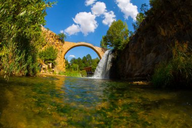 Clandras Köprüsü, Usak 'ın Karahall ilçesine bağlı Phrygian döneminden kalma tarihi bir köprüdür..
