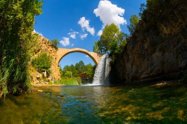 Clandras Köprüsü, Usak 'ın Karahall ilçesine bağlı Phrygian döneminden kalma tarihi bir köprüdür..