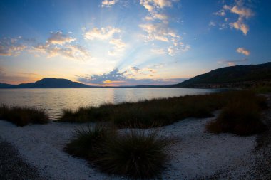 Salda Gölü, Burdur 'un Yeilova ilçesinde, şehir merkezine 4 km uzaklıkta, orman kaplı tepeler, kayalık arazi ve küçük alüvyon düzlükleriyle çevrilidir..