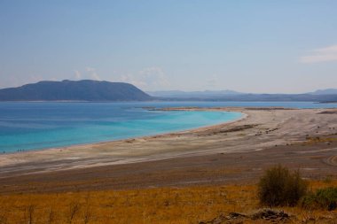 Salda Gölü, Burdur 'un Yeilova ilçesinde, şehir merkezine 4 km uzaklıkta, orman kaplı tepeler, kayalık arazi ve küçük alüvyon düzlükleriyle çevrilidir..