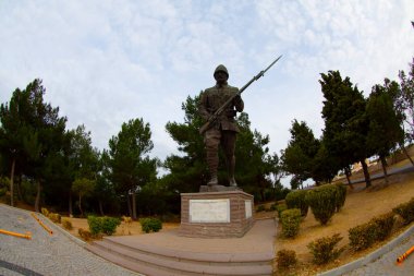 Gelibolu Yarımadası 'nın en çok ziyaret edilen ana noktası olan Çanakkale Şehitleri Anıtı Eskihisarlk Burnu' nda yer alıyor..