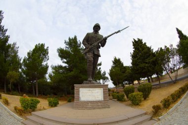 Gelibolu Yarımadası 'nın en çok ziyaret edilen ana noktası olan Çanakkale Şehitleri Anıtı Eskihisarlk Burnu' nda yer alıyor..