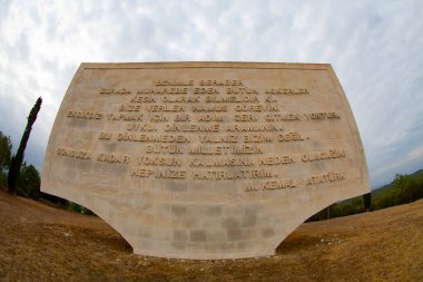 Gelibolu Yarımadası 'nın en çok ziyaret edilen ana noktası olan Çanakkale Şehitleri Anıtı Eskihisarlk Burnu' nda yer alıyor..