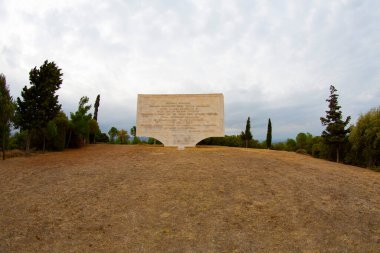Gelibolu Yarımadası 'nın en çok ziyaret edilen ana noktası olan Çanakkale Şehitleri Anıtı Eskihisarlk Burnu' nda yer alıyor..