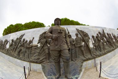 Gelibolu Yarımadası 'nın en çok ziyaret edilen ana noktası olan Çanakkale Şehitleri Anıtı Eskihisarlk Burnu' nda yer alıyor..