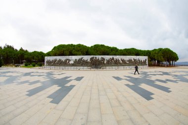 Gelibolu Yarımadası 'nın en çok ziyaret edilen ana noktası olan Çanakkale Şehitleri Anıtı Eskihisarlk Burnu' nda yer alıyor..