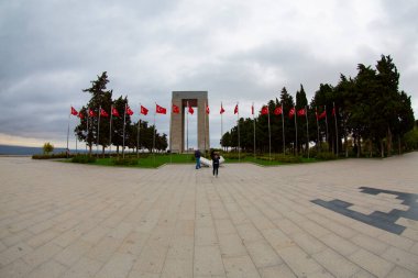 Gelibolu Yarımadası 'nın en çok ziyaret edilen ana noktası olan Çanakkale Şehitleri Anıtı Eskihisarlk Burnu' nda yer alıyor..