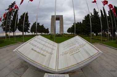 Gelibolu Yarımadası 'nın en çok ziyaret edilen ana noktası olan Çanakkale Şehitleri Anıtı Eskihisarlk Burnu' nda yer alıyor..