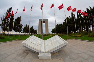 Gelibolu Yarımadası 'nın en çok ziyaret edilen ana noktası olan Çanakkale Şehitleri Anıtı Eskihisarlk Burnu' nda yer alıyor..