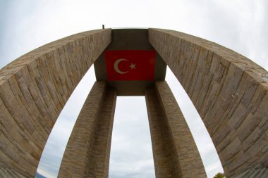 Gelibolu Yarımadası 'nın en çok ziyaret edilen ana noktası olan Çanakkale Şehitleri Anıtı Eskihisarlk Burnu' nda yer alıyor..