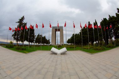 Gelibolu Yarımadası 'nın en çok ziyaret edilen ana noktası olan Çanakkale Şehitleri Anıtı Eskihisarlk Burnu' nda yer alıyor..