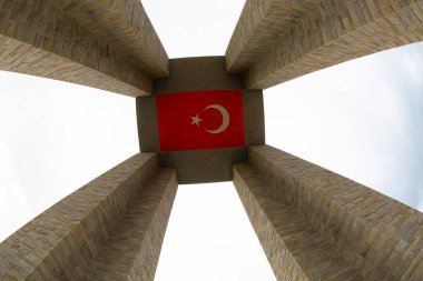 Gelibolu Yarımadası 'nın en çok ziyaret edilen ana noktası olan Çanakkale Şehitleri Anıtı Eskihisarlk Burnu' nda yer alıyor..