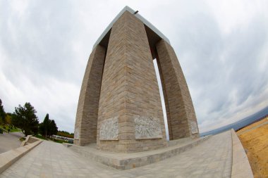 Gelibolu Yarımadası 'nın en çok ziyaret edilen ana noktası olan Çanakkale Şehitleri Anıtı Eskihisarlk Burnu' nda yer alıyor..