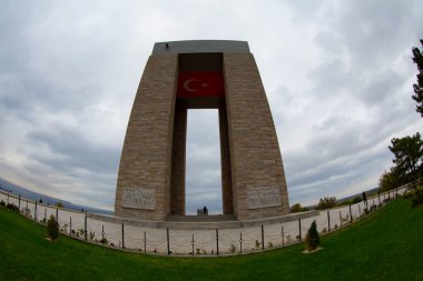 Gelibolu Yarımadası 'nın en çok ziyaret edilen ana noktası olan Çanakkale Şehitleri Anıtı Eskihisarlk Burnu' nda yer alıyor..