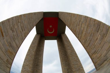 Gelibolu Yarımadası 'nın en çok ziyaret edilen ana noktası olan Çanakkale Şehitleri Anıtı Eskihisarlk Burnu' nda yer alıyor..
