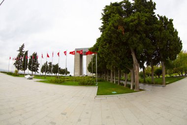 Gelibolu Yarımadası 'nın en çok ziyaret edilen ana noktası olan Çanakkale Şehitleri Anıtı Eskihisarlk Burnu' nda yer alıyor..