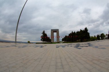 Gelibolu Yarımadası 'nın en çok ziyaret edilen ana noktası olan Çanakkale Şehitleri Anıtı Eskihisarlk Burnu' nda yer alıyor..