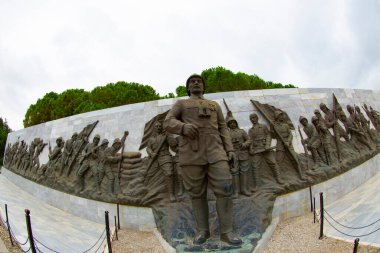 Gelibolu Yarımadası 'nın en çok ziyaret edilen ana noktası olan Çanakkale Şehitleri Anıtı Eskihisarlk Burnu' nda yer alıyor..