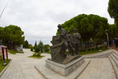 Gelibolu Yarımadası 'nın en çok ziyaret edilen ana noktası olan Çanakkale Şehitleri Anıtı Eskihisarlk Burnu' nda yer alıyor..