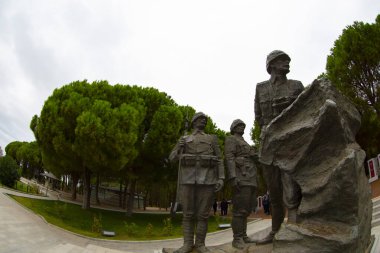 Gelibolu Yarımadası 'nın en çok ziyaret edilen ana noktası olan Çanakkale Şehitleri Anıtı Eskihisarlk Burnu' nda yer alıyor..