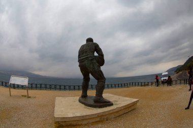 Gelibolu Yarımadası 'nın en çok ziyaret edilen ana noktası olan Çanakkale Şehitleri Anıtı Eskihisarlk Burnu' nda yer alıyor..