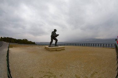 Gelibolu Yarımadası 'nın en çok ziyaret edilen ana noktası olan Çanakkale Şehitleri Anıtı Eskihisarlk Burnu' nda yer alıyor..
