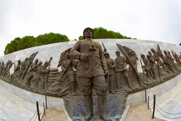 Gelibolu Yarımadası 'nın en çok ziyaret edilen ana noktası olan Çanakkale Şehitleri Anıtı Eskihisarlk Burnu' nda yer alıyor..