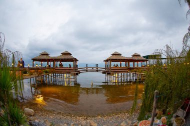 Iznik Gölü 'nde ahşap evler inşa edildi.