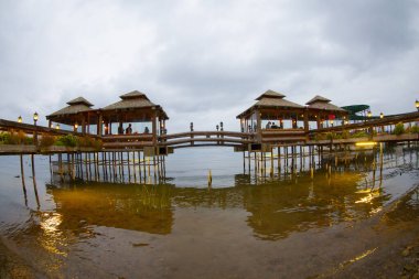 Iznik Gölü 'nde ahşap evler inşa edildi.