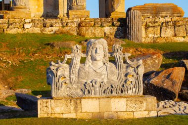 Aizanoi Antik Şehir, Zeus Tapınağı, Stadyum-Tiyatro Kompleksi, Ktahya Eyaleti Avdarhisar Bölgesi sınırları içinde yer almaktadır.