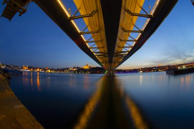 Altın Boynuz Köprüsü, İstanbul 'daki Altın Boynuz üzerindeki köprülerden biridir. Ayvansaray ve Halicoğlu arasında uzanır..