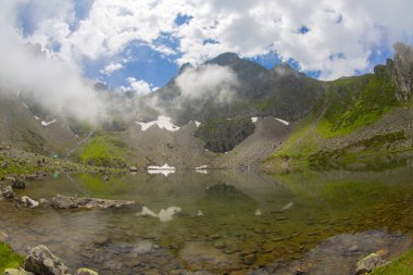 Amlhemin bölgesinden 29 kilometre uzakta bulunan Avusor Gölü bizi doğal bir mucize olarak karşılıyor..