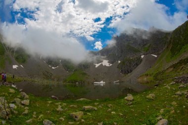 Amlhemin bölgesinden 29 kilometre uzakta bulunan Avusor Gölü bizi doğal bir mucize olarak karşılıyor..