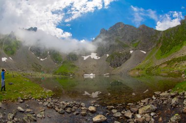Amlhemin bölgesinden 29 kilometre uzakta bulunan Avusor Gölü bizi doğal bir mucize olarak karşılıyor..