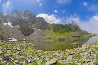 Amlhemin bölgesinden 29 kilometre uzakta bulunan Avusor Gölü bizi doğal bir mucize olarak karşılıyor..