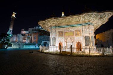 Üç. Ahmet Fountain, rokoko tarzı mimarisi ile Türkiye 'nin en güzel işidir..