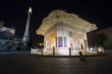 Üç. Ahmet Fountain, rokoko tarzı mimarisi ile Türkiye 'nin en güzel işidir..